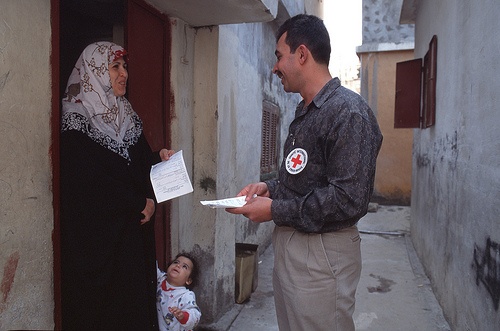 Beyrouth. Distribution d'un message Croix-Rouge. Ce message est le seul lien entre cette femme et son mari détenu.