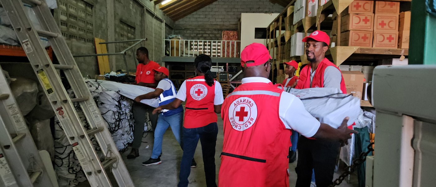 En Grenade, des membres du personnel de la Croix-Rouge chargent des fournitures de secours dans un camion en réponse à l’ouragan Béryl.