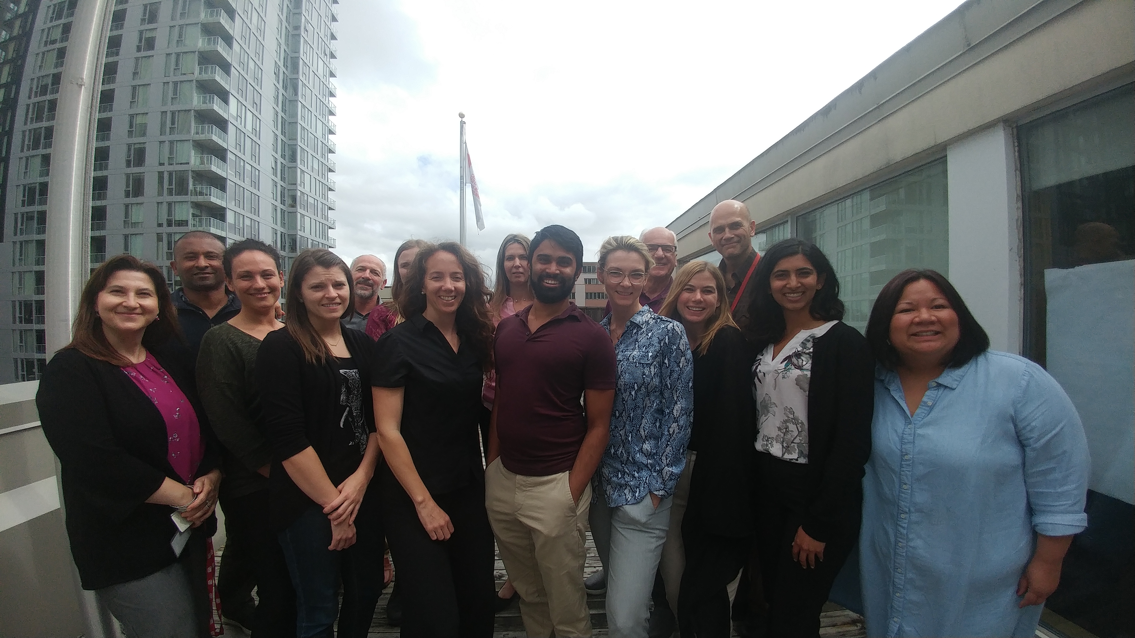 Membres de l'équipe du DIH et d'autres collègues de tout le Canada posent pour une photo à Ottawa.  