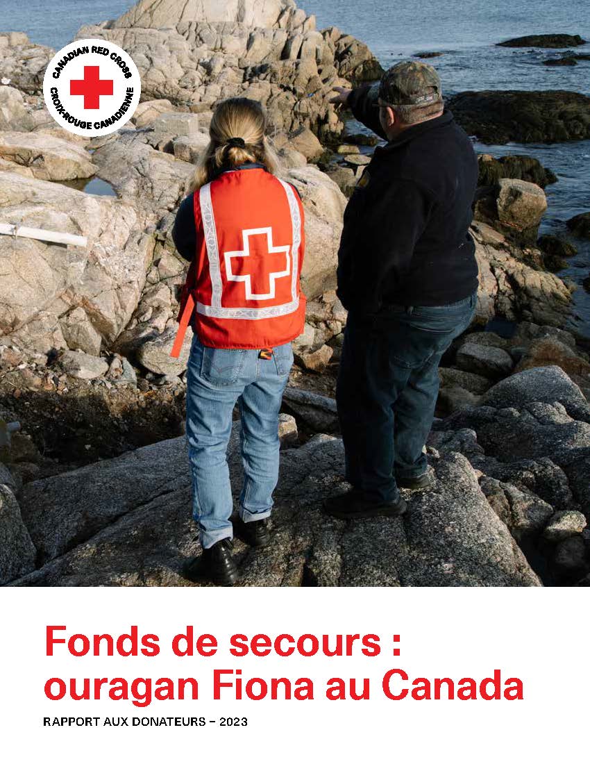 Deux personnes se tiennent sur les rochers sur le rivage d'une côte